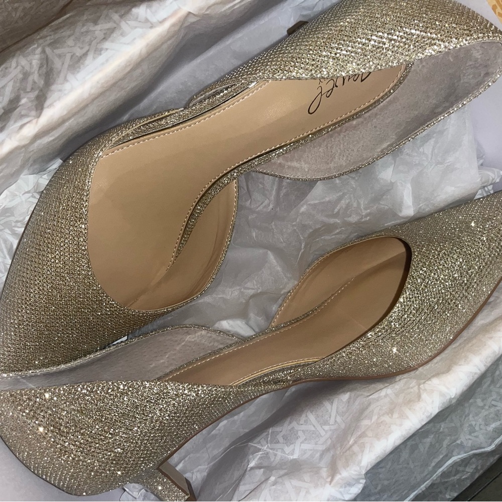 Jewel Badgley Mischka Gold Glitter Kitten Heel NWT Wide